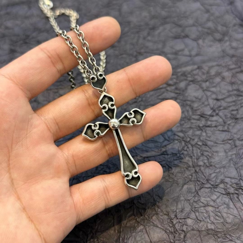 Ch*0me He**ts necklaces